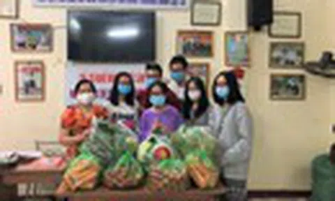 Học sinh Hà Nội mang nông sản giải cứu tặng người nghèo