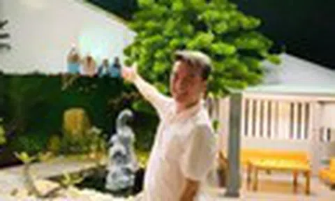 Đàm Vĩnh Hưng bất ngờ khi fan "leo tường" ngồi xem