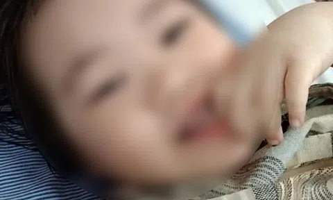 Bé gái 3 tuổi rơi từ tầng 12 chung cư đã có thể cười đùa, ca hát: "Điều kỳ diệu đã đến, con đã tiến triển rất tốt"