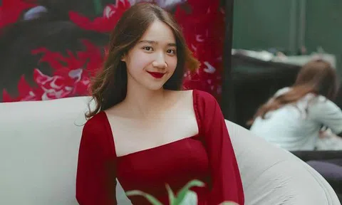 Giáo viên dạy Văn tương lai bất ngờ nổi tiếng trên mạng xã hội nhờ nét đẹp xinh xắn, ngọt ngào