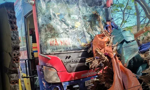 Tránh trâu trên quốc lộ, xe giường nằm lao vào nhà dân
