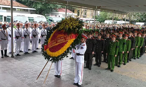 Dòng người đổ về tiễn biệt ba liệt sỹ công an hy sinh tại Đồng Tâm