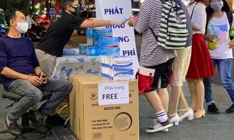 Cậu học sinh 11 tuổi dành hết tiền lì xì mua khẩu trang y tế phát cho mọi người trong những ngày đại dịch