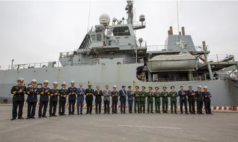 Tàu Hải quân Hoàng gia Anh HMS Enterprise tới thăm Việt Nam.