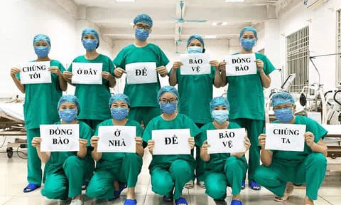 Chúng tôi ở đây để bảo vệ đồng bào, đồng bào ở nhà để bảo vệ chúng ta!