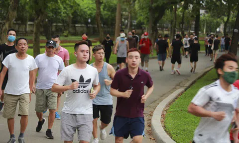 Hà Nội: Công viên đông nghịt người đi tập thể dục giữa mùa dịch Covid-19