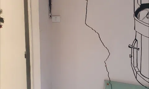 Công trình số 35 Hàng Bè (Hà Nội) lén lút thi công trong lúc thực hiện giãn cách xã hôi, không đảm bảo an toàn gây lún nứt nhà dân