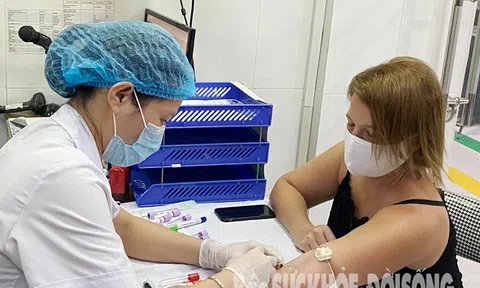 COVID-19: Một phụ nữ Mỹ và du học sinh Anh hiến huyết tương