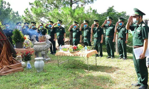 Dâng hương, viếng mộ kỷ niệm 109 năm ngày sinh Đại tướng Võ Nguyên Giáp