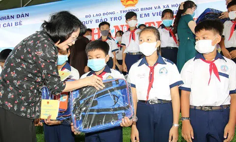 Phó Chủ tịch nước Đặng Thị Ngọc Thịnh khánh thành cầu, trao học bổng cho HS Tiền Giang