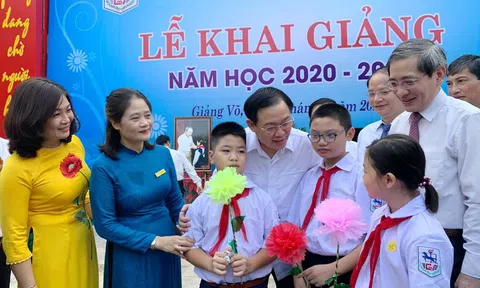 Bí thư Thành ủy Hà Nội dự lễ khai giảng, tặng quà cho học sinh Trường THCS Giảng Võ