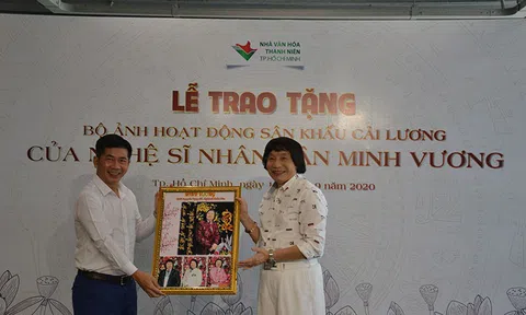 NSND Minh Vương trao tặng bộ sưu tập hình ảnh hoạt động cải lương