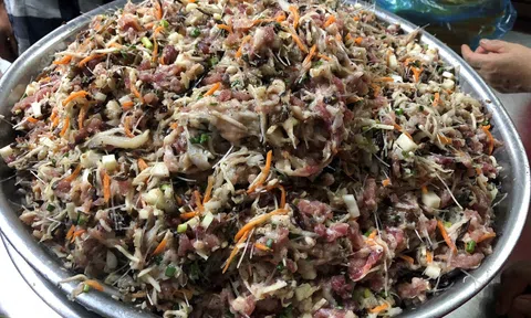 Nem rán hải sản Sinh Từ - món ăn đặc sản thơm ngon.