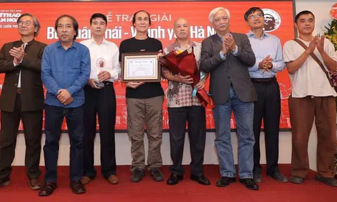 Nhóm nhân sỹ Hà Đông nhận giải thưởng Bùi Xuân Phái