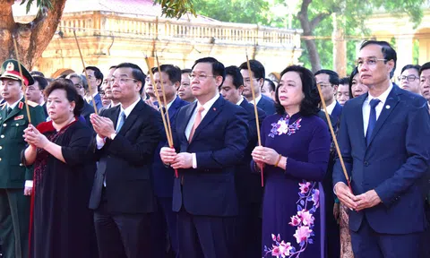 Dâng hương tưởng niệm các vị liệt tổ, liệt tông, Chủ tịch Hồ Chí Minh và các Anh hùng liệt sĩ