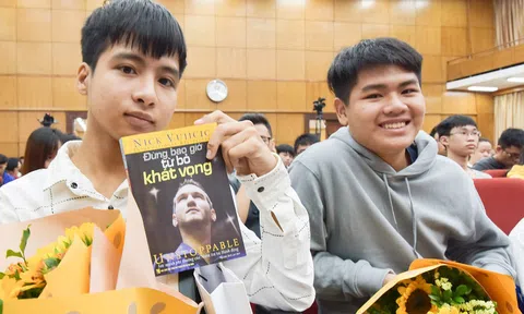 Đôi bạn '10 năm cõng nhau' cùng dự khai giảng Đại học Bách khoa Hà Nội