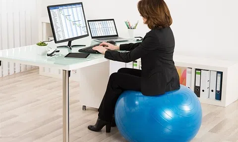 5 mẹo giúp ngồi nhiều mà không béo bụng