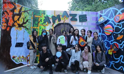 Trai tài gái sắc trường Báo nô nức check-in cùng Photobooth độc đáo “AMAZE”