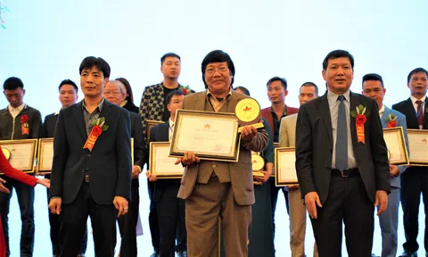 Nghệ nhân ưu tú Phạm Hồng Vinh, chủ thương hiệu Vinh COBA được Vinh danh là Nghệ nhân, Doanh nhân tiểu biểu năm 2020