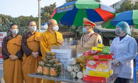 Những chiếc bánh chưng ấm lòng người nơi tuyến đầu chống dịch