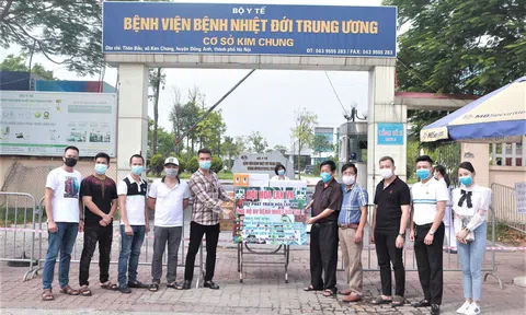 GS. TSKH Trần Duy Quý đại diện Hội Hoa lan Việt Nam ủng hộ BV Nhiệt đới Trung ương trang thiết bị y tế 