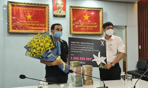 Nghệ sĩ Quyền Linh và Nghệ nhân hoa lan Nguyễn Thanh Xuân trao 2 tỷ đồng cho công tác phòng chống dịch