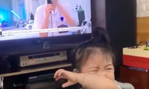 Bé gái gần 2 tuổi òa khóc khi thấy mẹ trên TV: Mẹ bé đến tâm dịch Bắc Giang gần 2 tuần