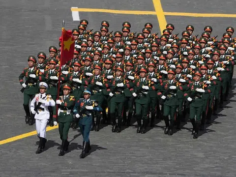 Thấy gì khi 68 quân nhân Việt Nam thực hiện nhiệm vụ diễu binh tại Quảng trường Đỏ nước Nga