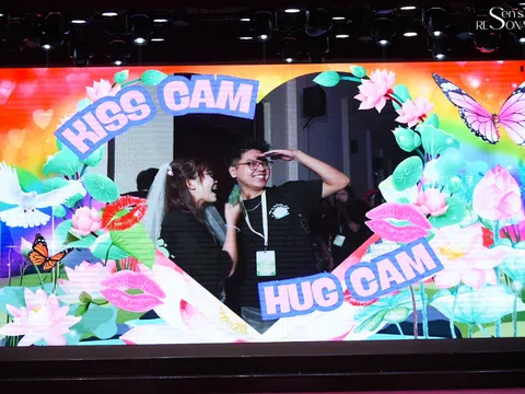 "Kiss cam" lần đầu tiên xuất hiện tại FPS 2025: Điểm nhấn ngọt ngào của đêm nhạc trường Báo
