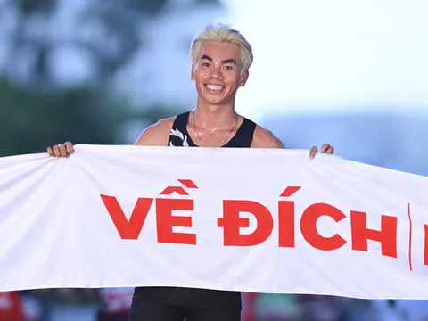 Hai vận động viên Việt Nam cùng cán đích đầu tiên cự ly Marathon tại Giải Marathon Quốc tế Hà Nội Techcombank mùa thứ 5