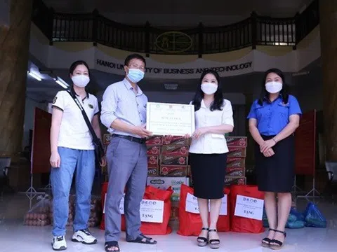 Bí thư Thành đoàn Hà Nội tặng quà sinh viên HUBT khó khăn “mắc kẹt” tại Hà Nội