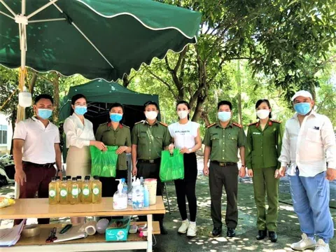 Nghệ nhân Đặng Đình Mạnh có nhiều việc làm thiết thực đồng hành với lực lượng trên tuyến đầu chống dịch