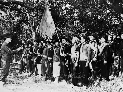 Chủ tịch Hồ Chí Minh với Cách mạng tháng Tám