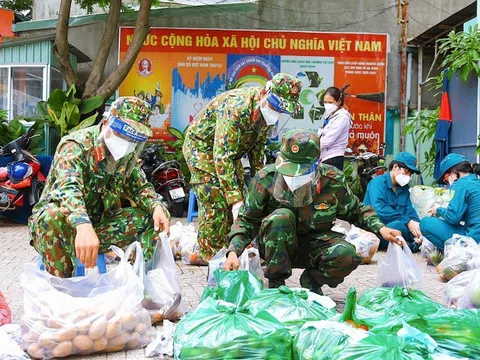 Hình ảnh đẹp, xúc động và gần gũi của các chiến sĩ bộ đội giúp dân trong mùa dịch