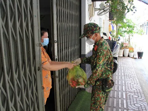 Phường Cầu Ông Lãnh “Đi từng hẻm, gõ cửa từng nhà” hỗ trợ người dân