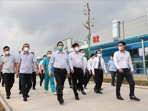 Thủ tướng kiểm tra Bệnh viện điều trị người bệnh COVID-19 tại Hà Nội