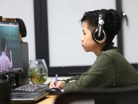 Dạy học trực tuyến: Tránh gây áp lực lên phụ huynh học sinh