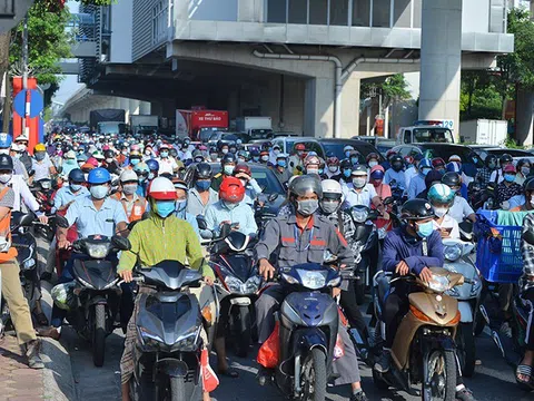 Ùn ứ tại chốt kiểm soát 'vùng đỏ' trong ngày đầu đợt giãn cách lần thứ 4 ở Hà Nội