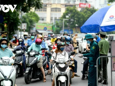 Thủ tướng yêu cầu Hà Nội điều chỉnh bất cập trong cấp giấy đi đường