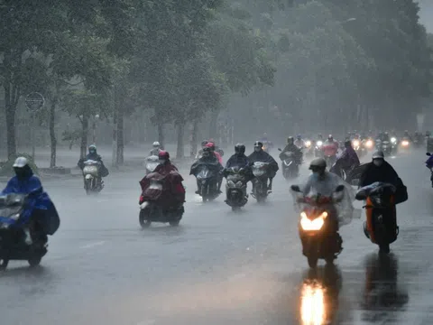 Hà Nội mưa lớn, đường vẫn đông đúc xe cộ giữa lúc giãn cách