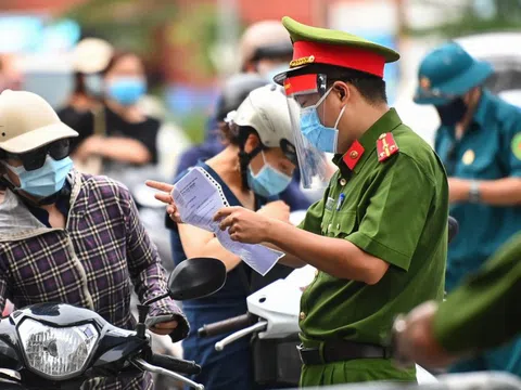 Hà Nội: 19 quận, huyện 'bình thường mới' không kiểm soát giấy đi đường