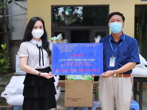 Diễn viên Phan Kim Oanh san sẻ yêu thương trong dịch bệnh