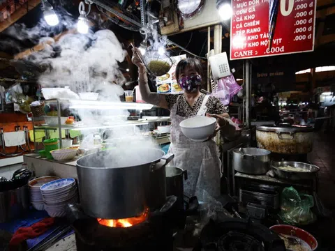 Quán ăn, chợ luôn được mở cửa dù có dịch