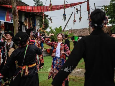 "Làng - Ngôi nhà chung của chúng ta" thu hút du khách tháng cuối năm