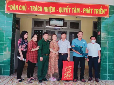 Hội CCB Sở Tư pháp TP.Hồ Chí Minh: Tặng quà Tết cho hộ nghèo, hộ chính sách ở Bến Tre