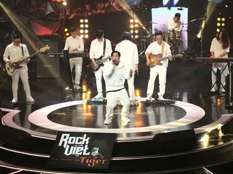 Trưởng nhóm Ngũ Cung xúc động bật khóc trên sân khấu Rock Việt