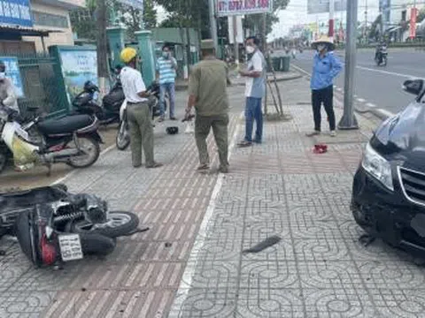 TP. Cần Thơ: Trưởng Công an phường lái ôtô ép xe máy hai kẻ cướp, khống chế đối tượng cướp túi xách của nữ sinh