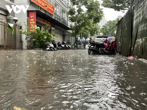 Hà Nội: Mưa cực lớn, phố phường biến thành những dòng sông