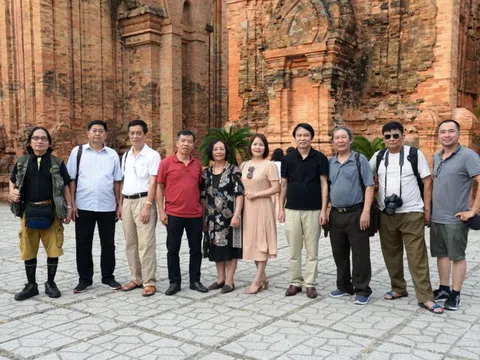 Hội viên Hội VHNT tỉnh Bắc Giang dự khai mạc Trại sáng tác văn học nghệ thuật tại Nha Trang