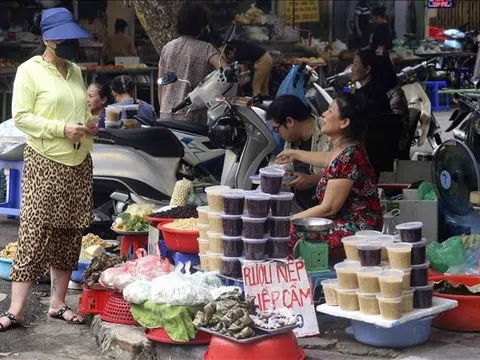 Hà Nội: Đi chợ mua sắm đón Tết Đoan Ngọ